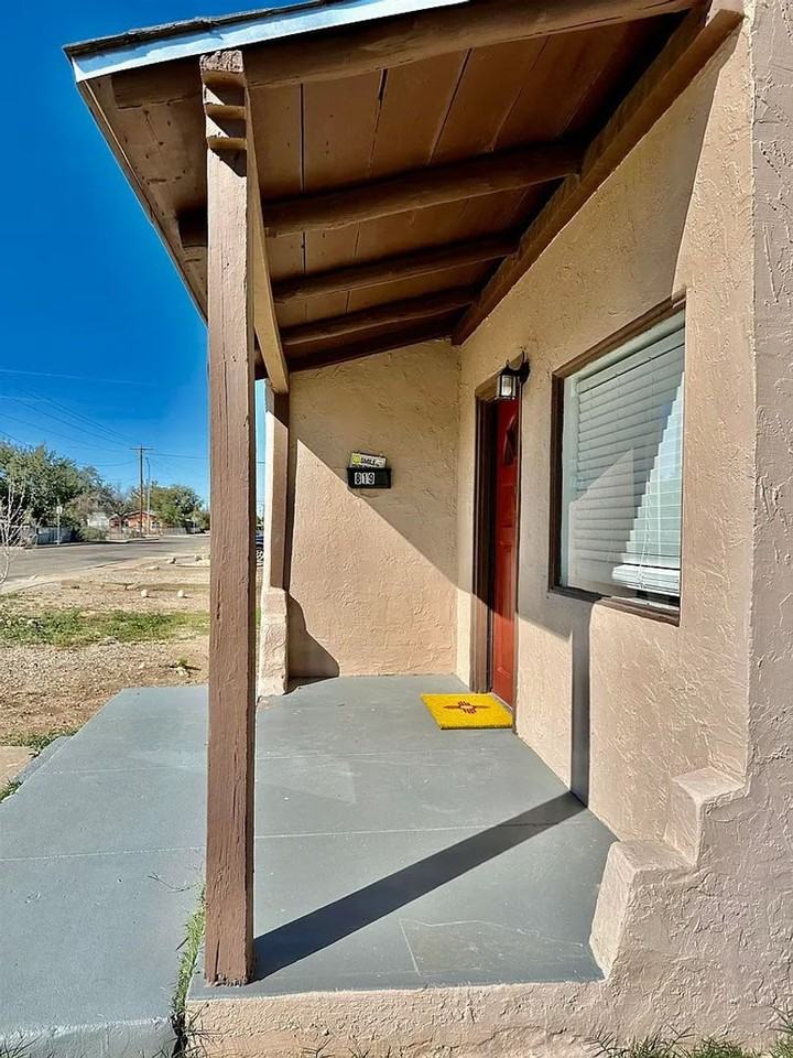 819 15th St - Photo 4 of 37