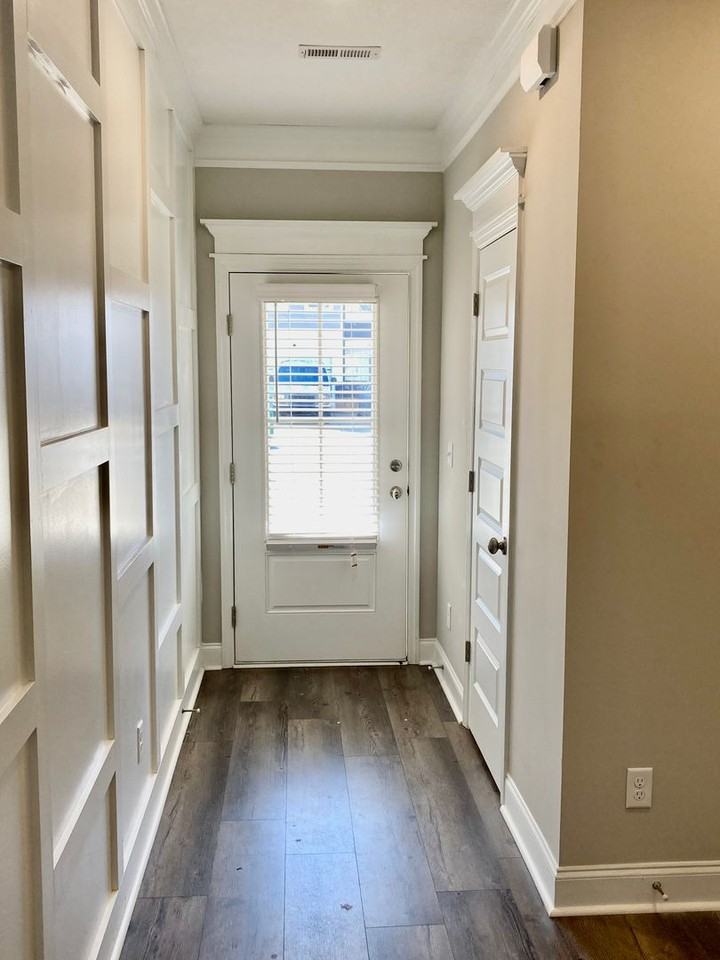 1042 Linsmore Ave - Photo 4 of 26