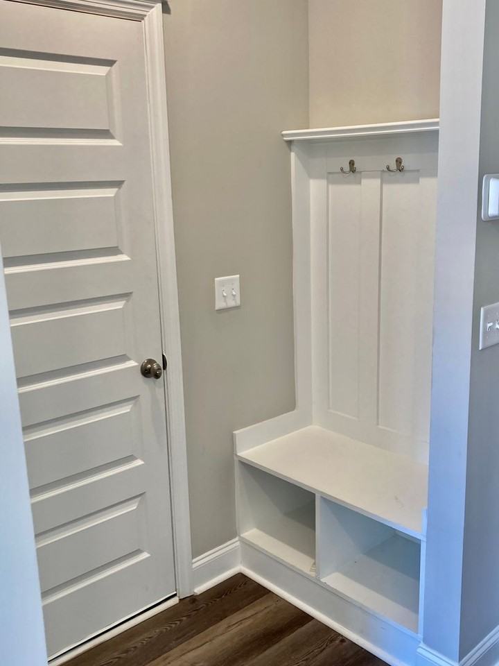 1042 Linsmore Ave - Photo 6 of 26