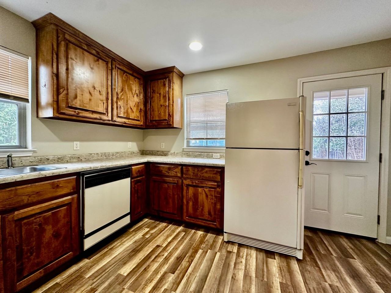 2910 Memorial Blvd - Photo 4 of 10