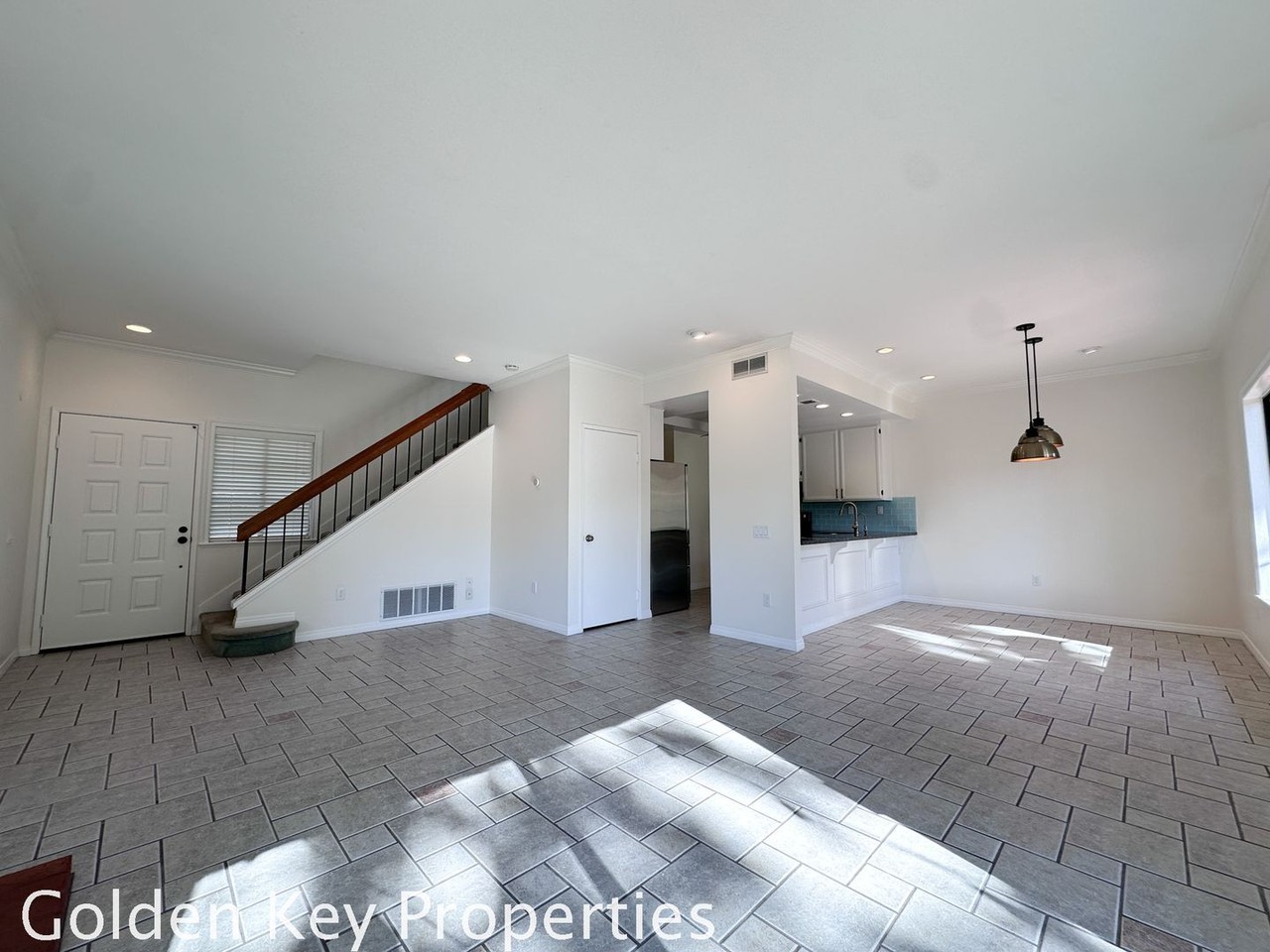 2977 Glenbrook St - Photo 4 of 22