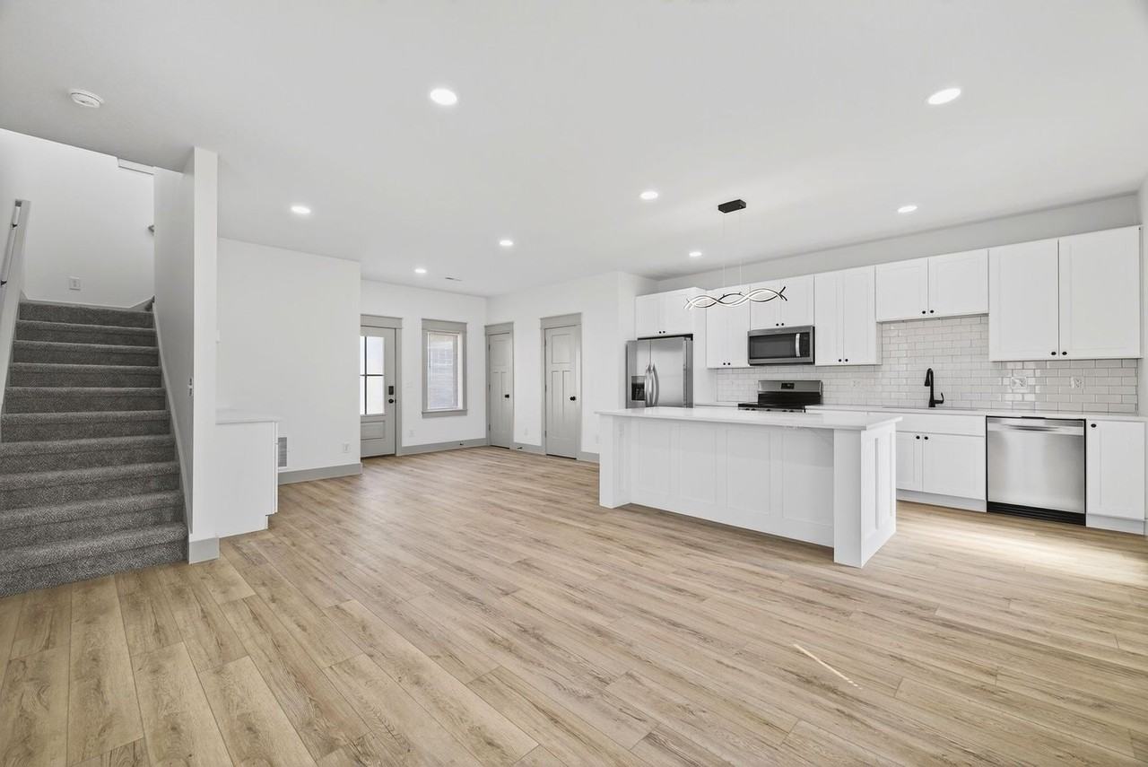 422 E Cottage Grove - Photo 3 of 20