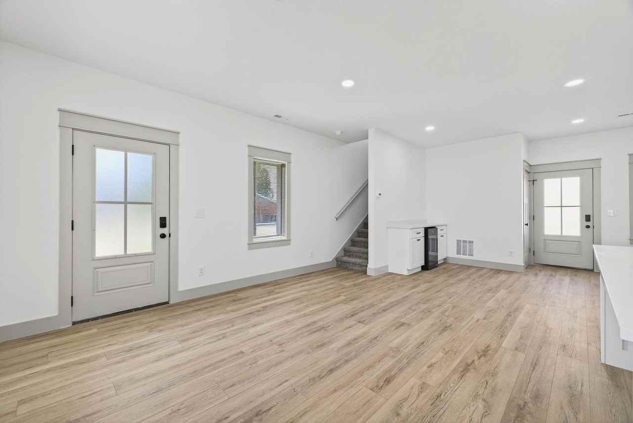 422 E Cottage Grove - Photo 7 of 20