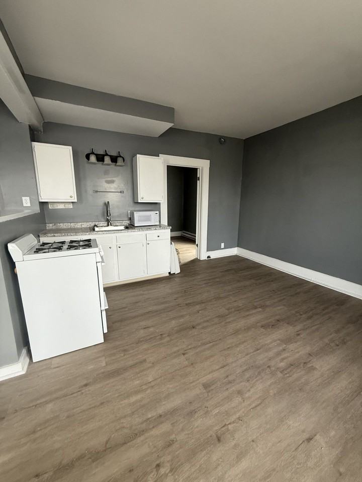 316 S Monroe St - Photo 3 of 5