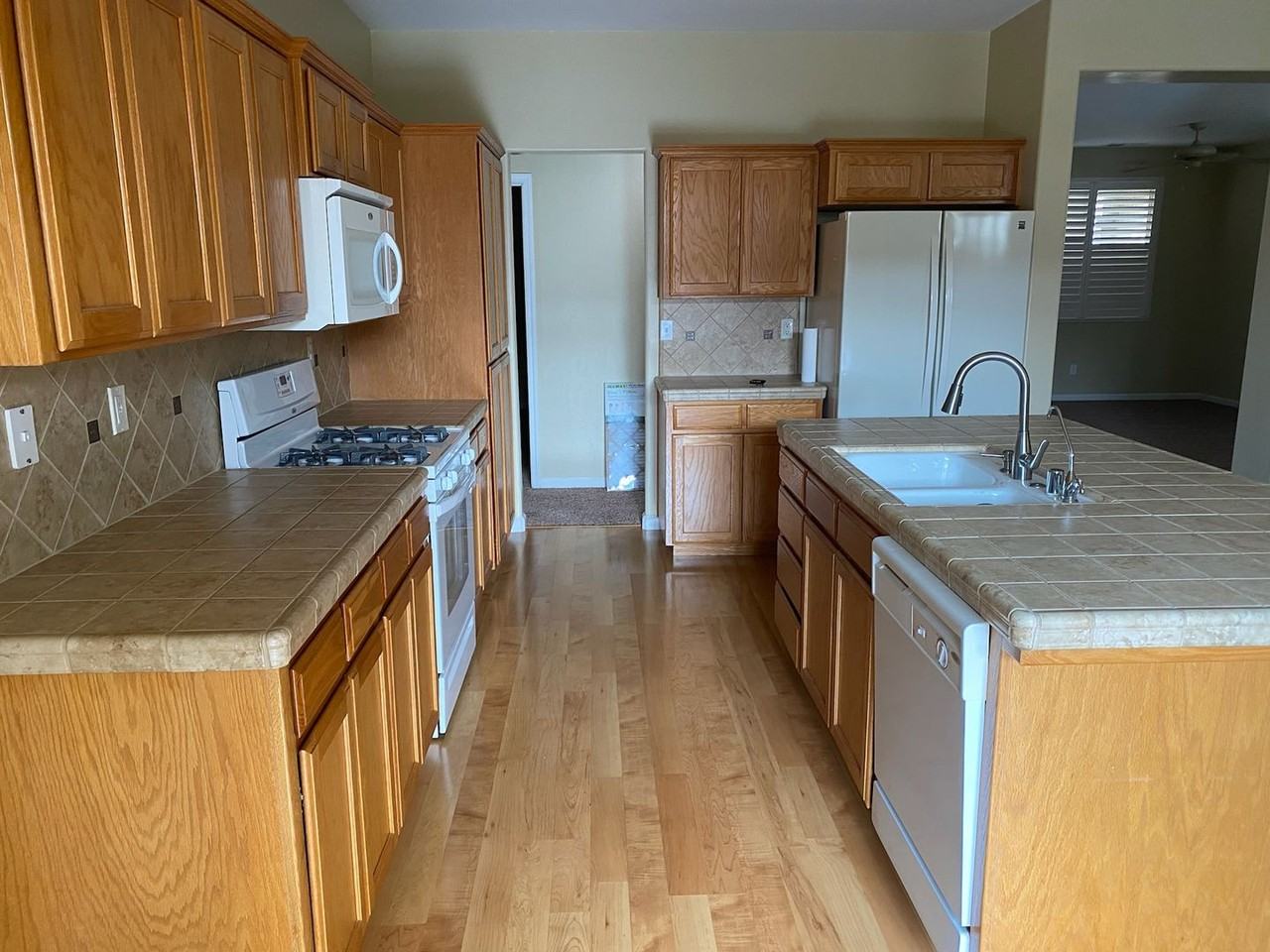 6245 W Whitley Ave - Photo 7 of 27