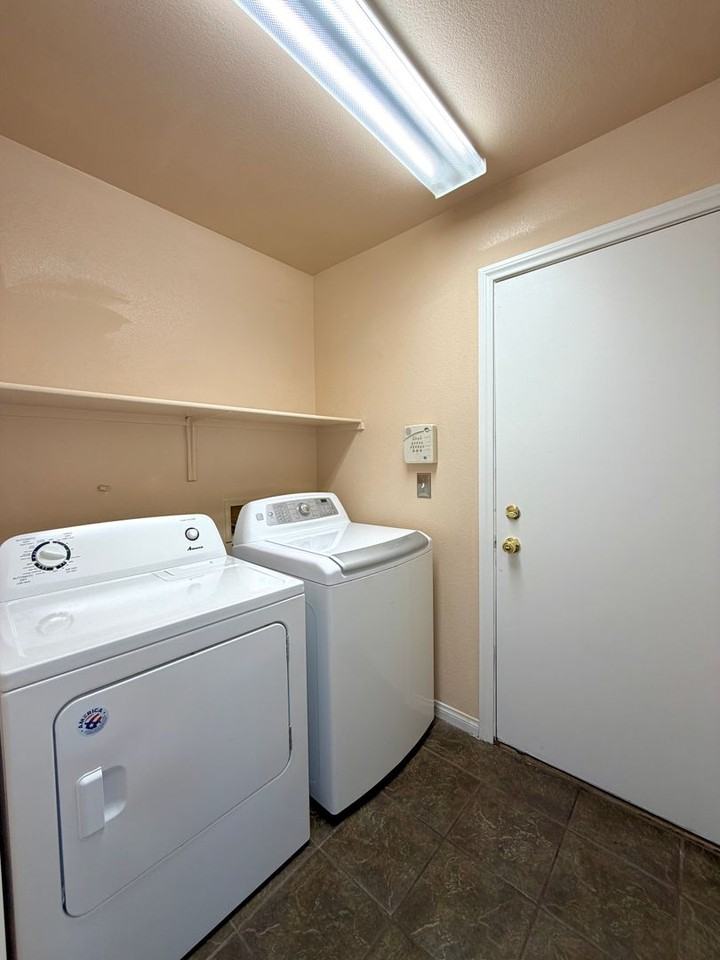 5657 Doubleday St - Photo 4 of 27