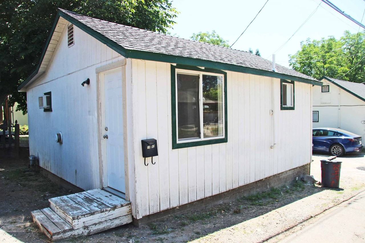 18493 Rozier Ave - Photo 2 of 14