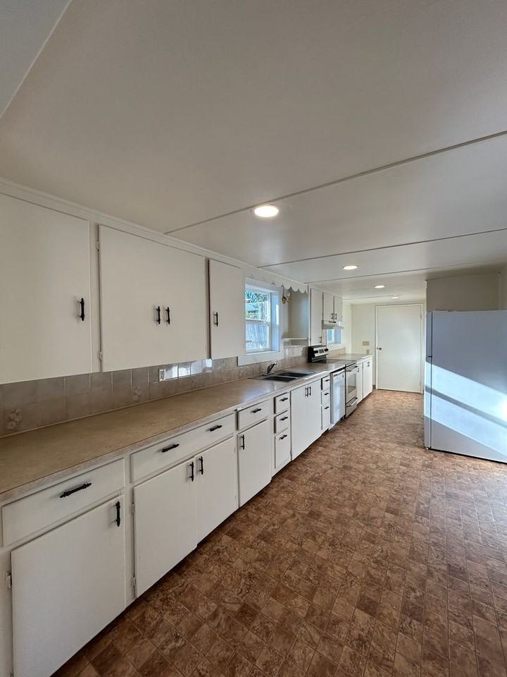 2725 48th Ave - Photo 4 of 13