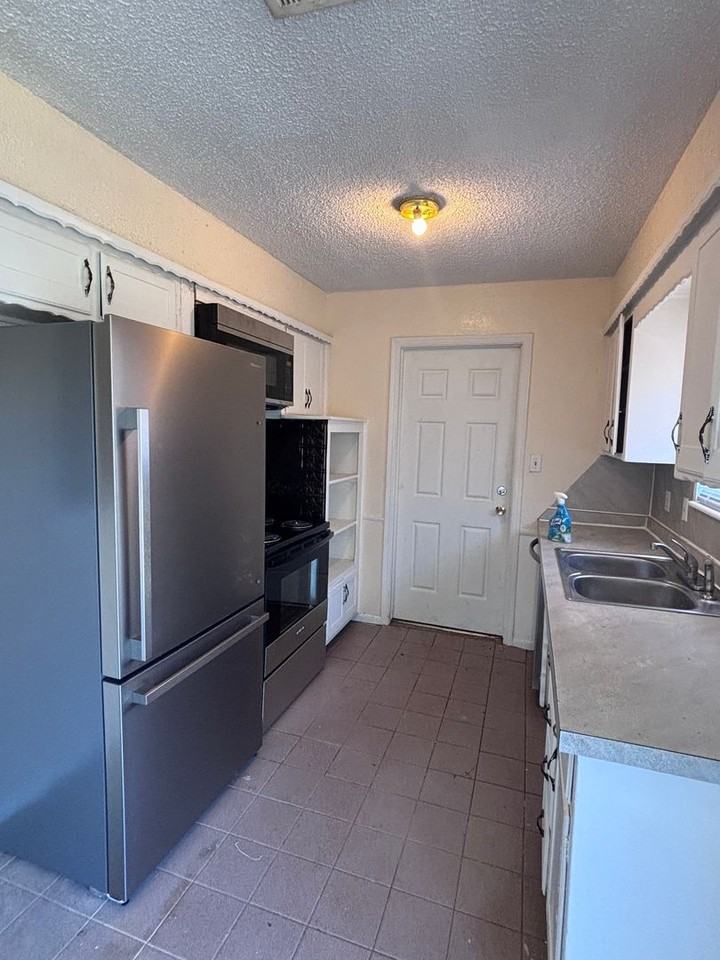 2423 Kiowa Way - Photo 3 of 8