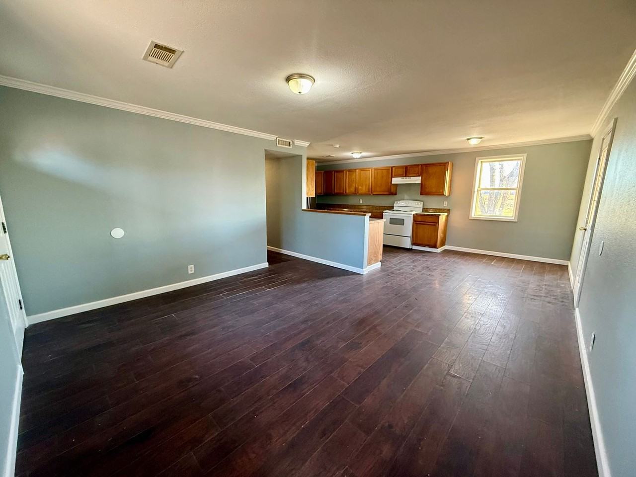 404 E Locust St - Photo 4 of 25