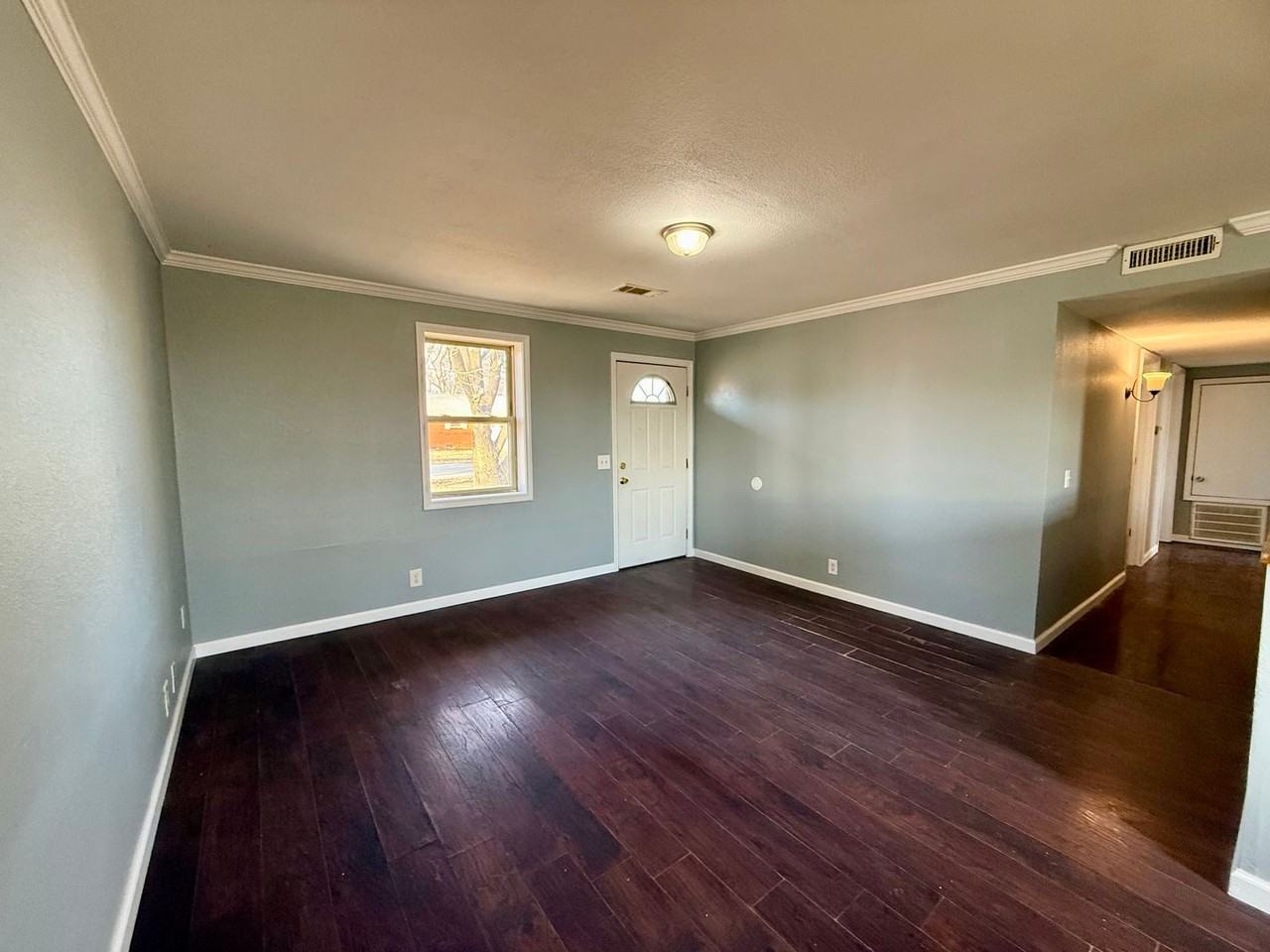 404 E Locust St - Photo 5 of 25