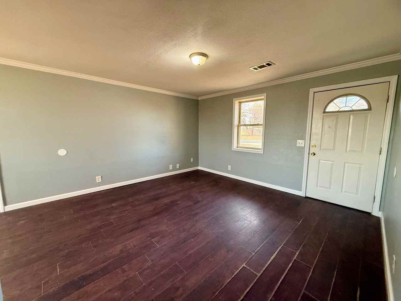 404 E Locust St - Photo 6 of 25