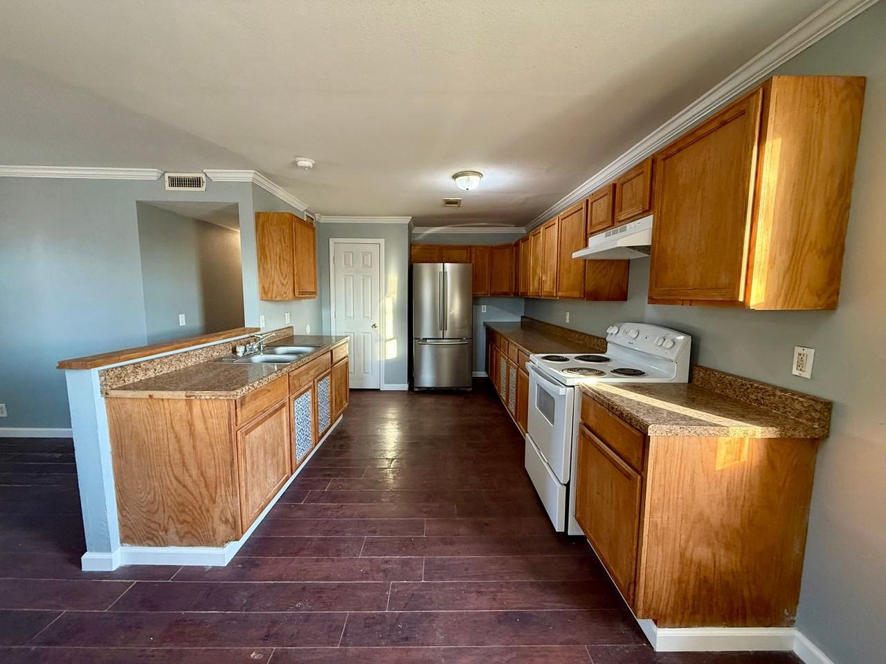 404 E Locust St - Photo 7 of 25