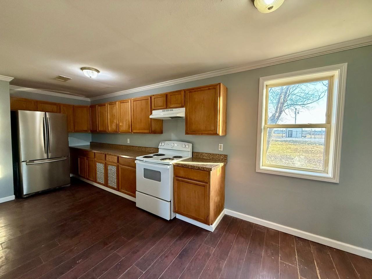 404 E Locust St - Photo 2 of 25