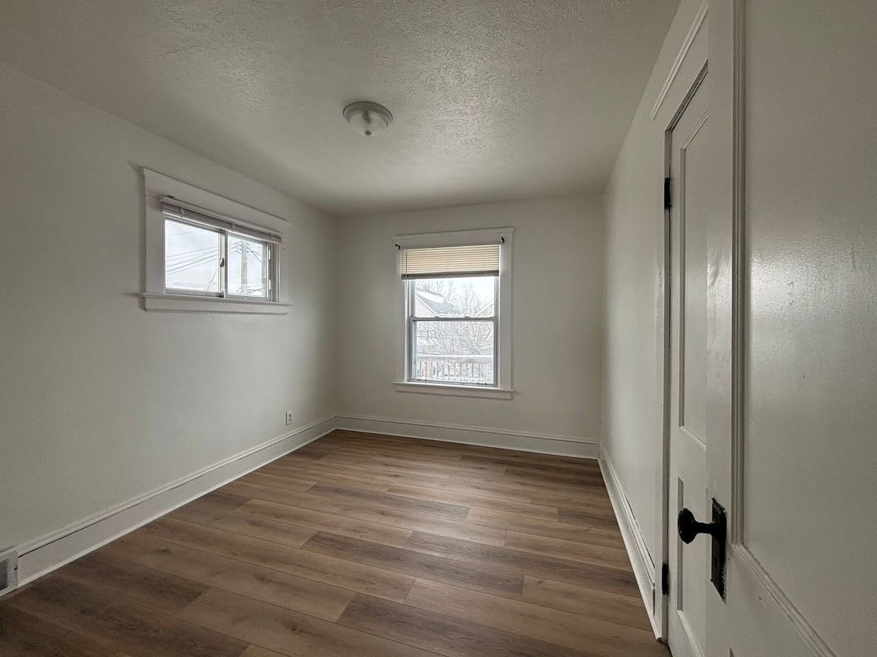 4517 Bucyrus Ave - Photo 6 of 12