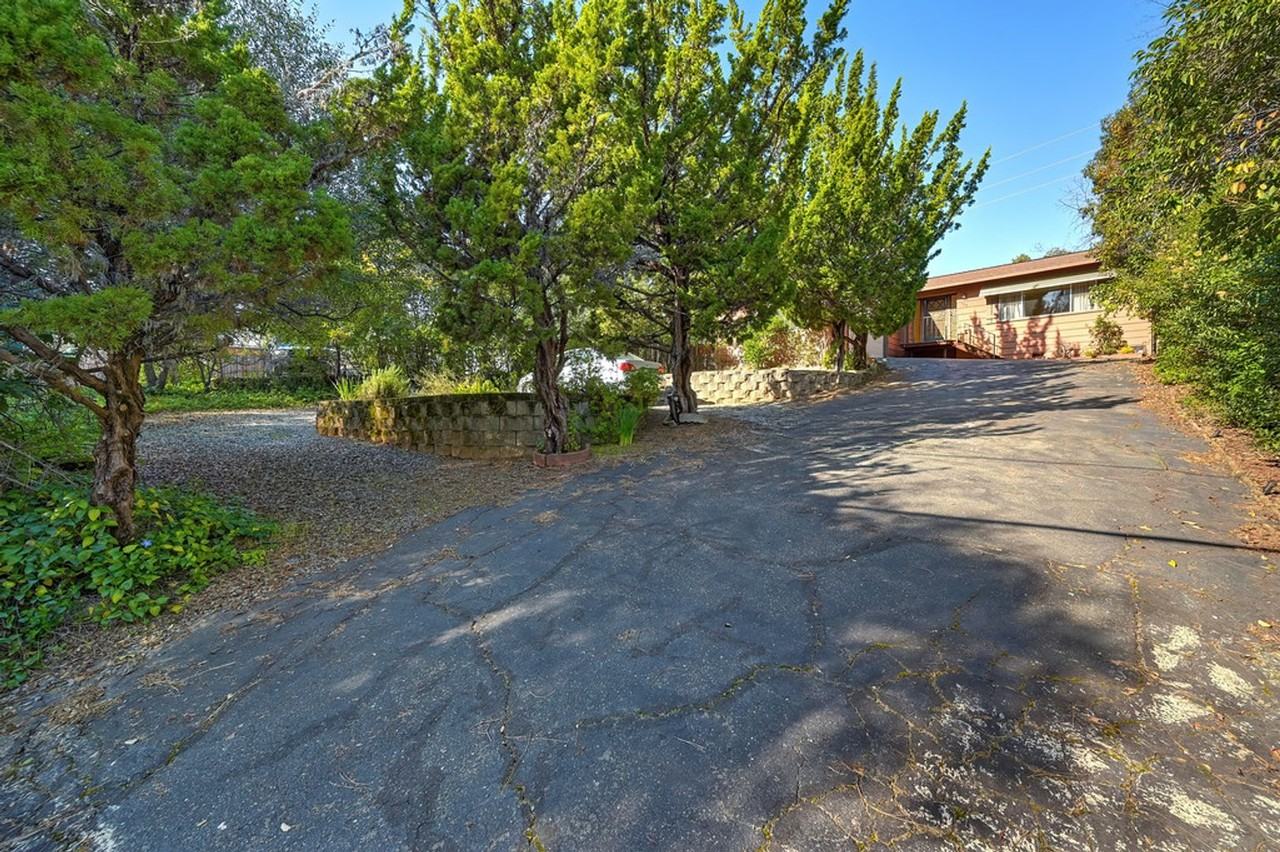 129 Russell Rd - Photo 2 of 30