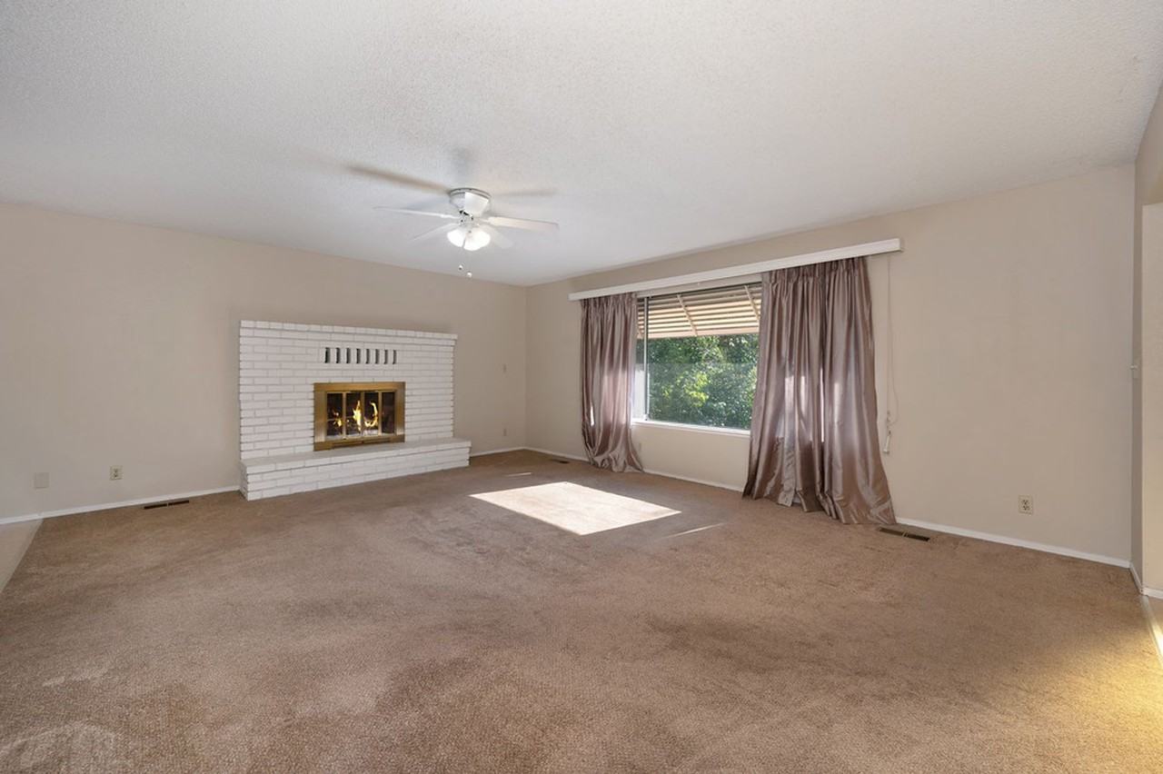 129 Russell Rd - Photo 7 of 30