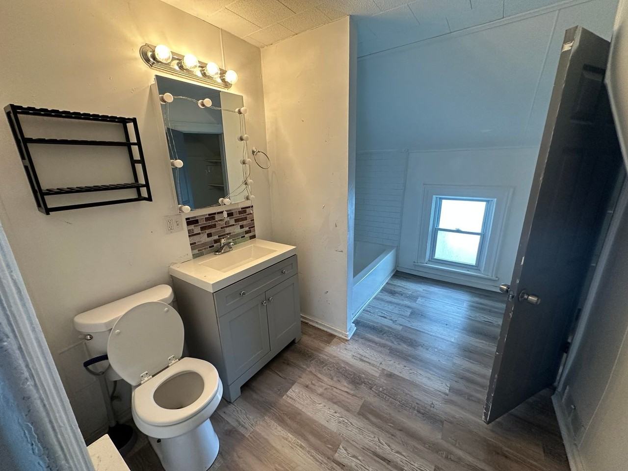 190 Young St - Photo 4 of 16