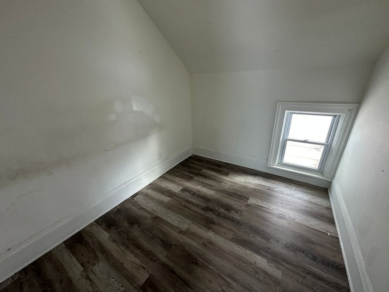 190 Young St - Photo 5 of 16