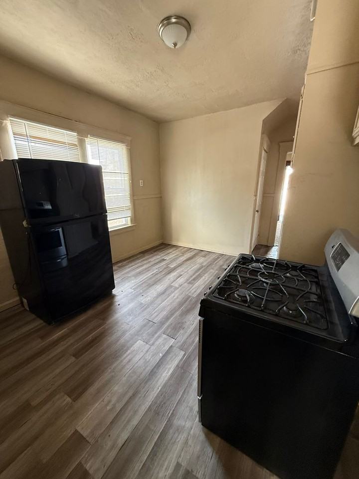 9902 Garfield Ave - Photo 5 of 11