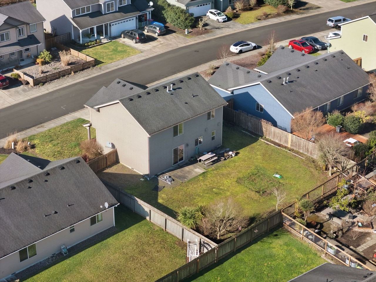 330 Sw Kalmia Ave - Photo 4 of 34