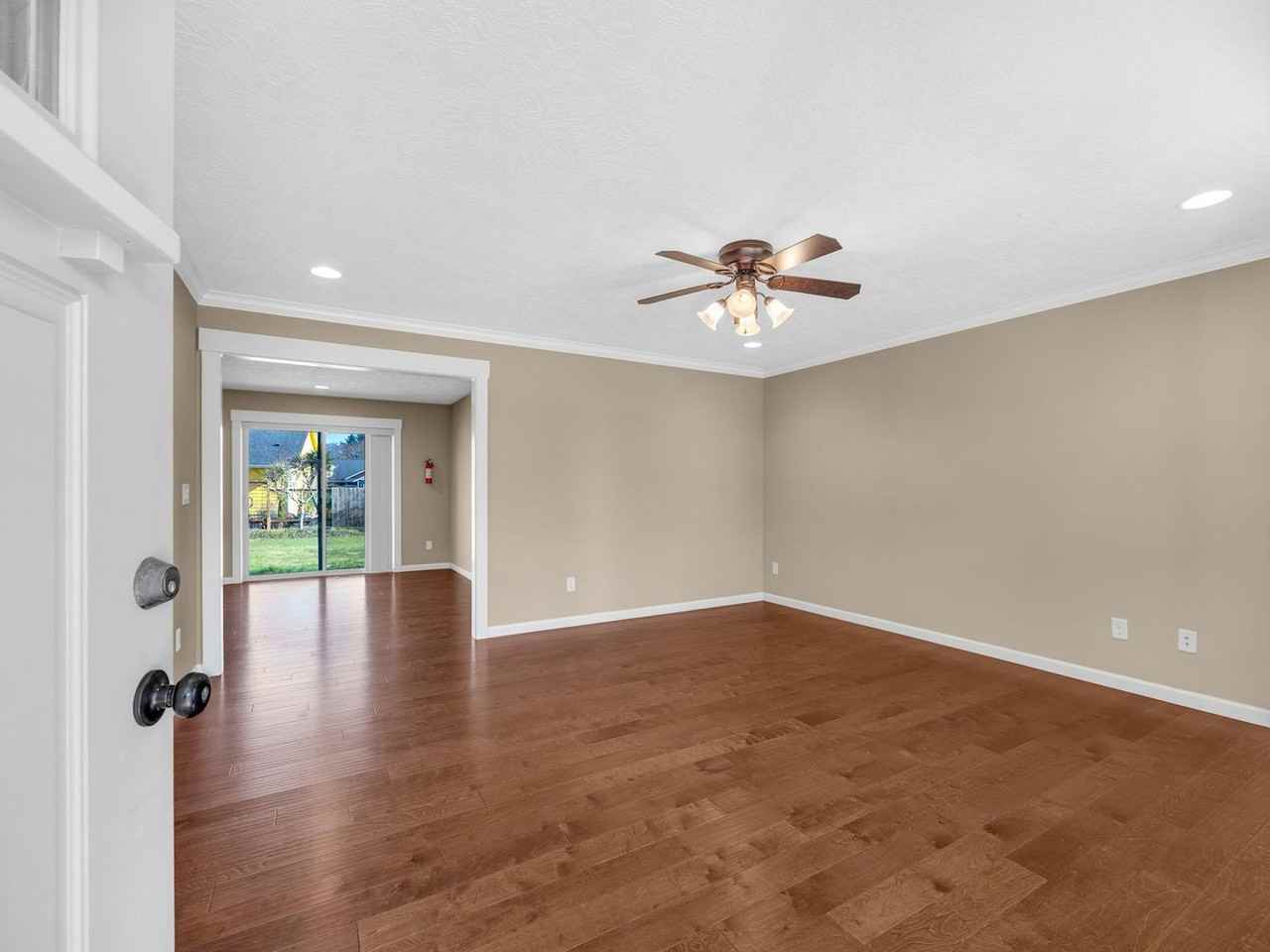 330 Sw Kalmia Ave - Photo 7 of 34