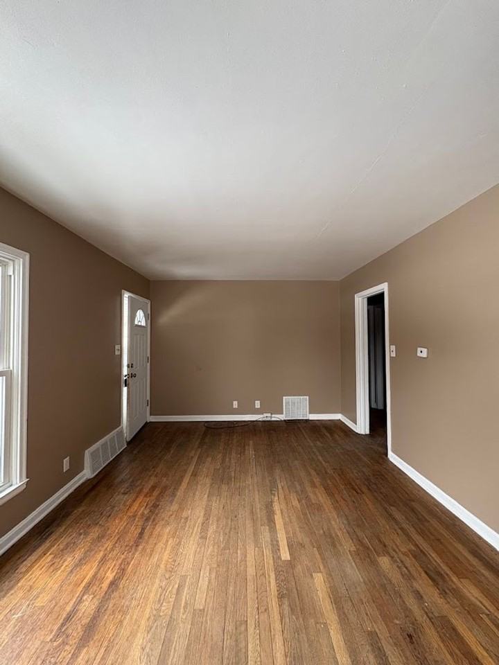 832 Chinook Ave - Photo 3 of 17