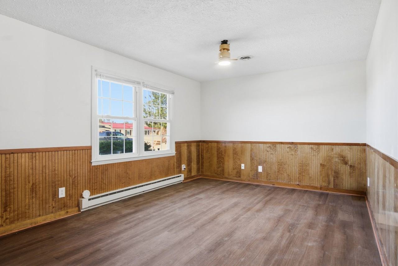 1363 Dow St - Photo 4 of 20