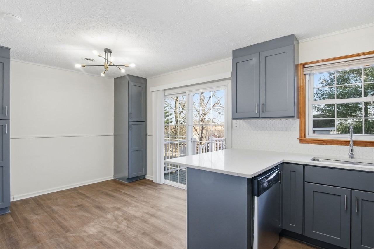 1363 Dow St - Photo 6 of 20