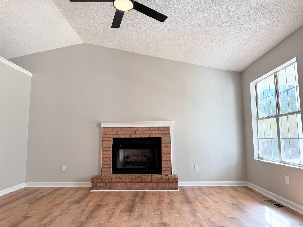 115 E Greenwood Dr - Photo 3 of 19