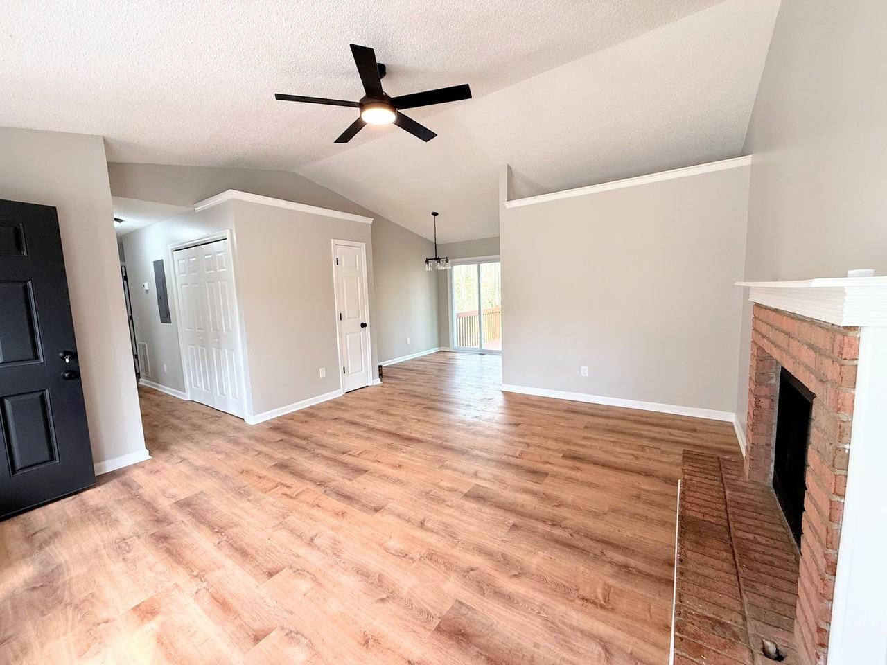 115 E Greenwood Dr - Photo 4 of 19