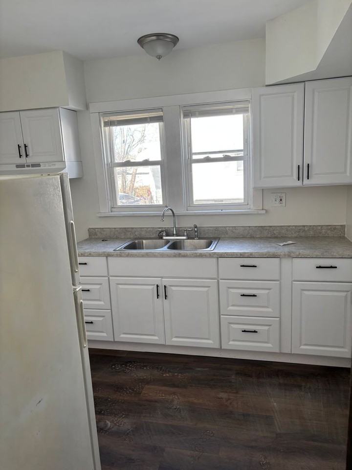 586 Robinette Ct - Photo 3 of 9