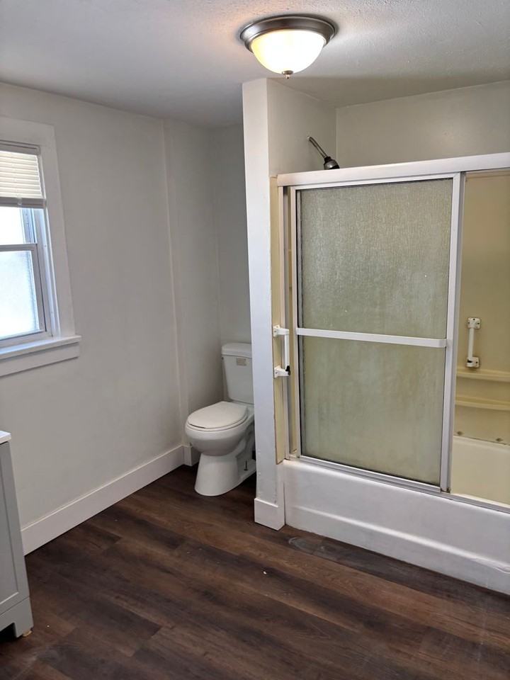 586 Robinette Ct - Photo 4 of 9