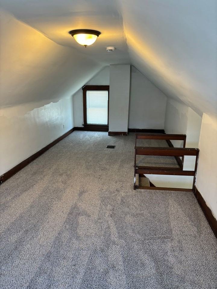 586 Robinette Ct - Photo 5 of 9