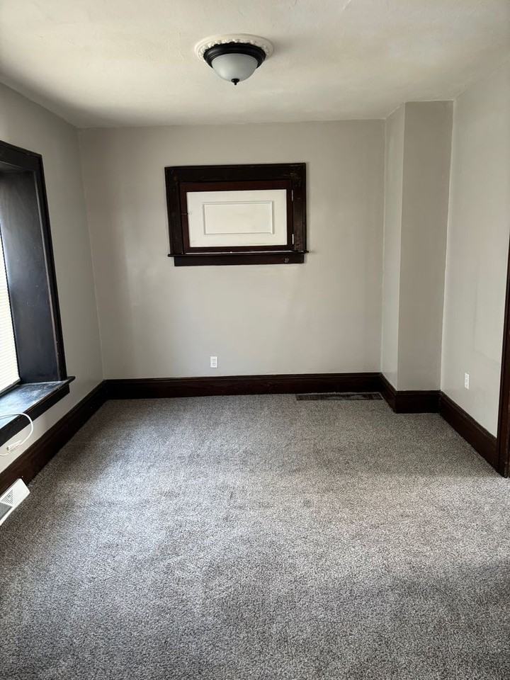 586 Robinette Ct - Photo 7 of 9