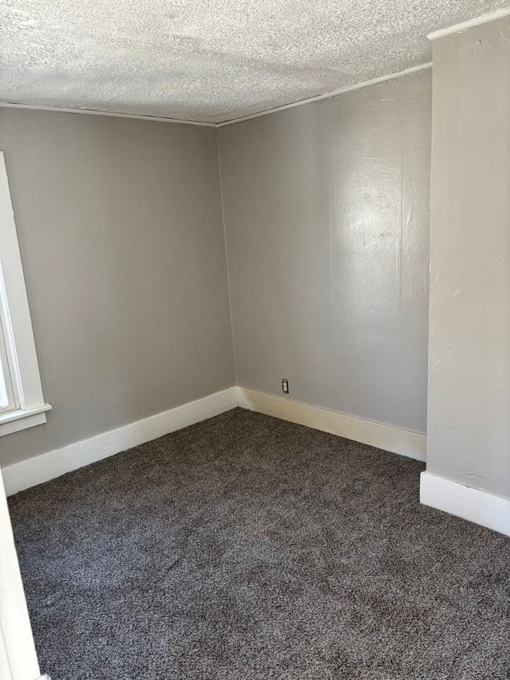 835 Carlysle St - Photo 3 of 9