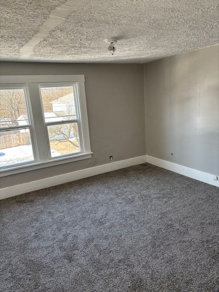 835 Carlysle St - Photo 4 of 9