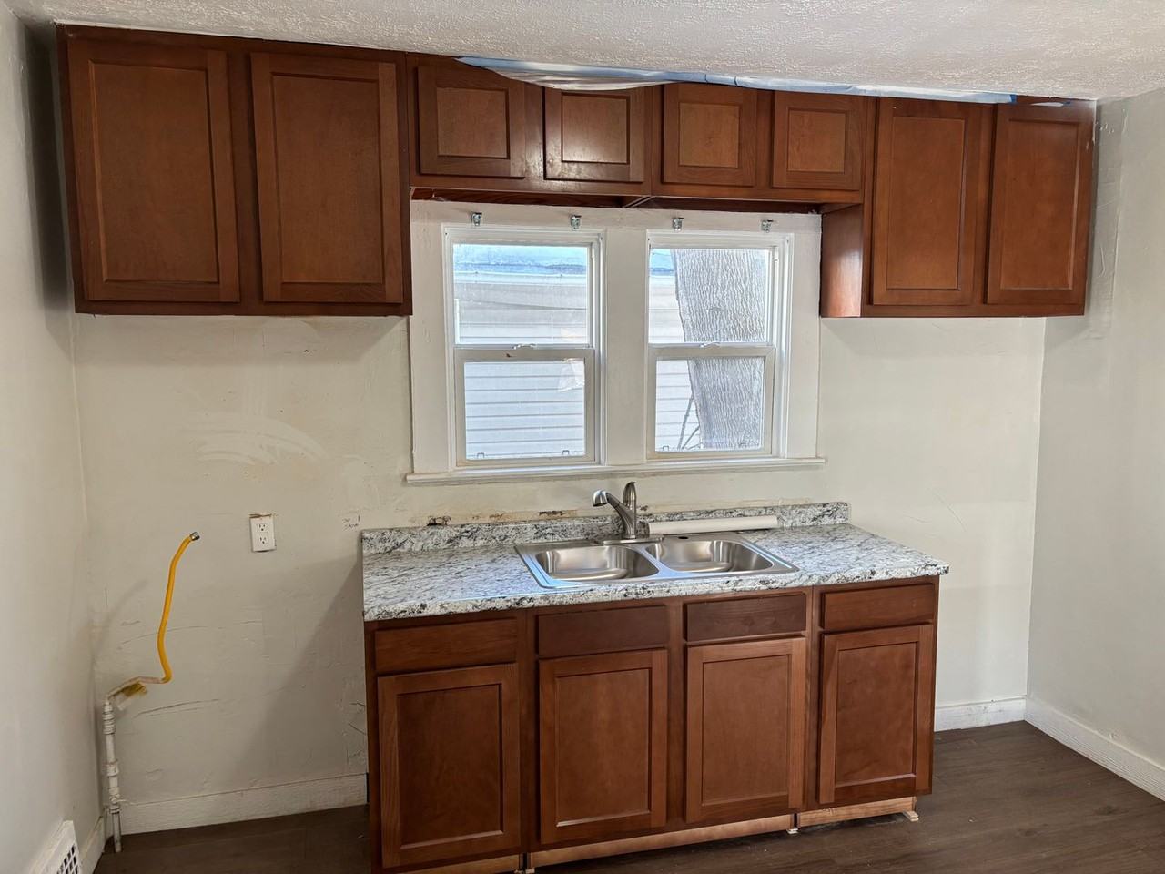 835 Carlysle St - Photo 6 of 9