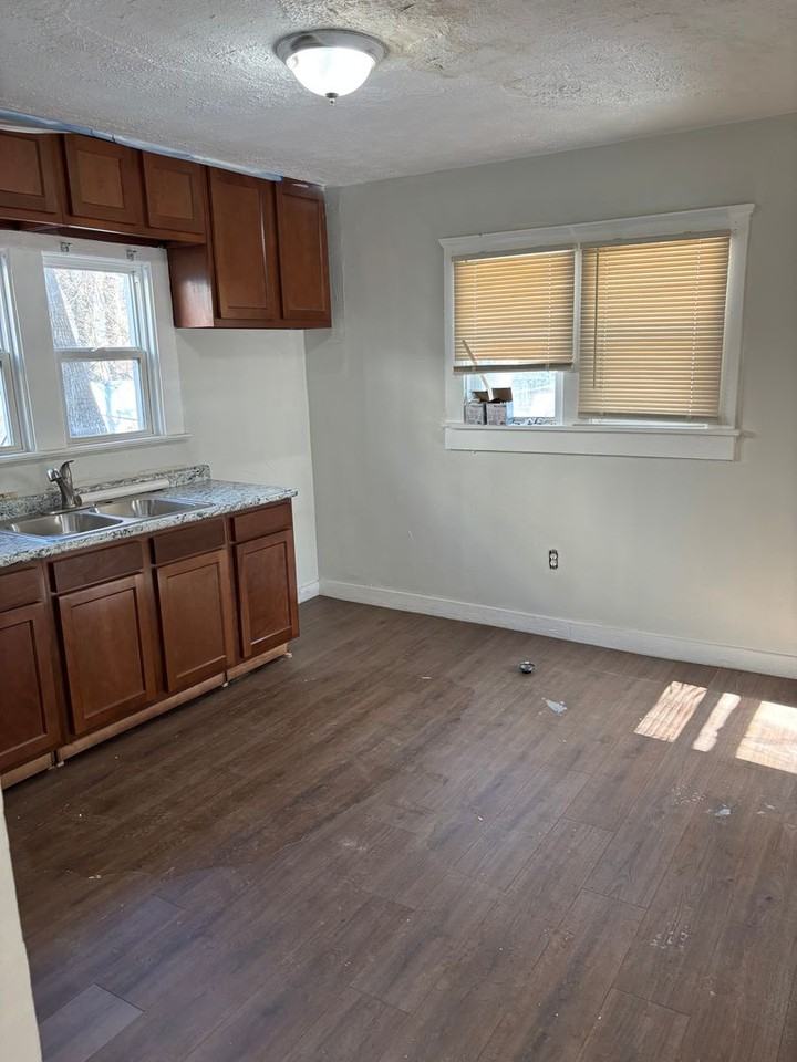 835 Carlysle St - Photo 7 of 9