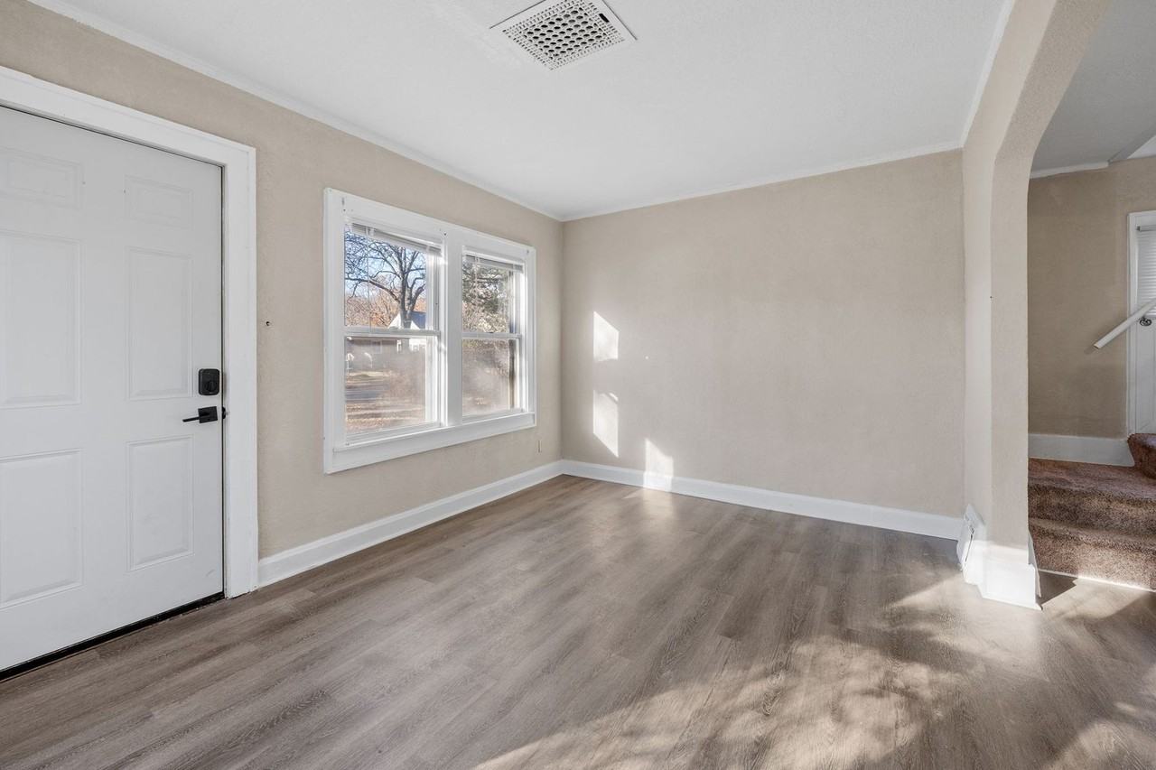 5106 Queen Ave N - Photo 4 of 34