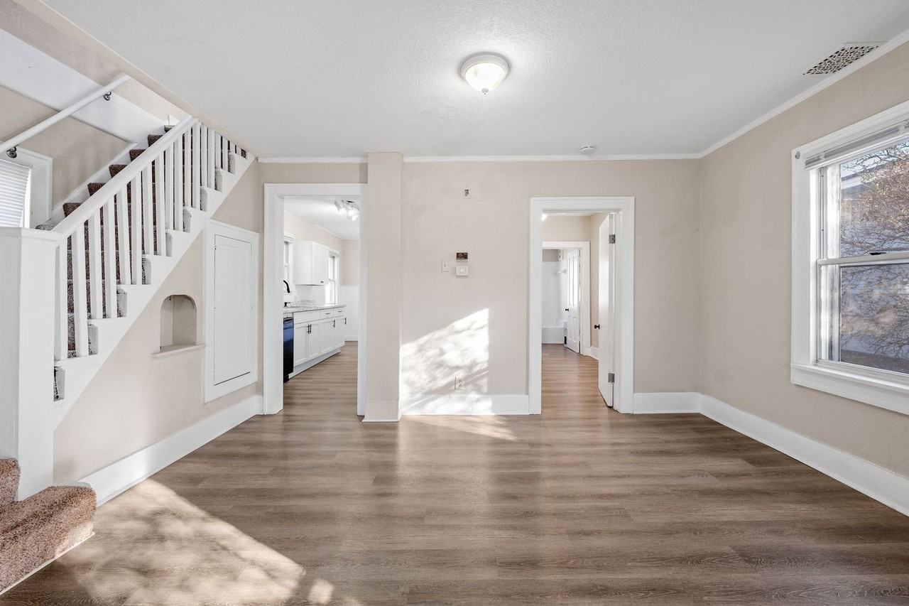 5106 Queen Ave N - Photo 5 of 34