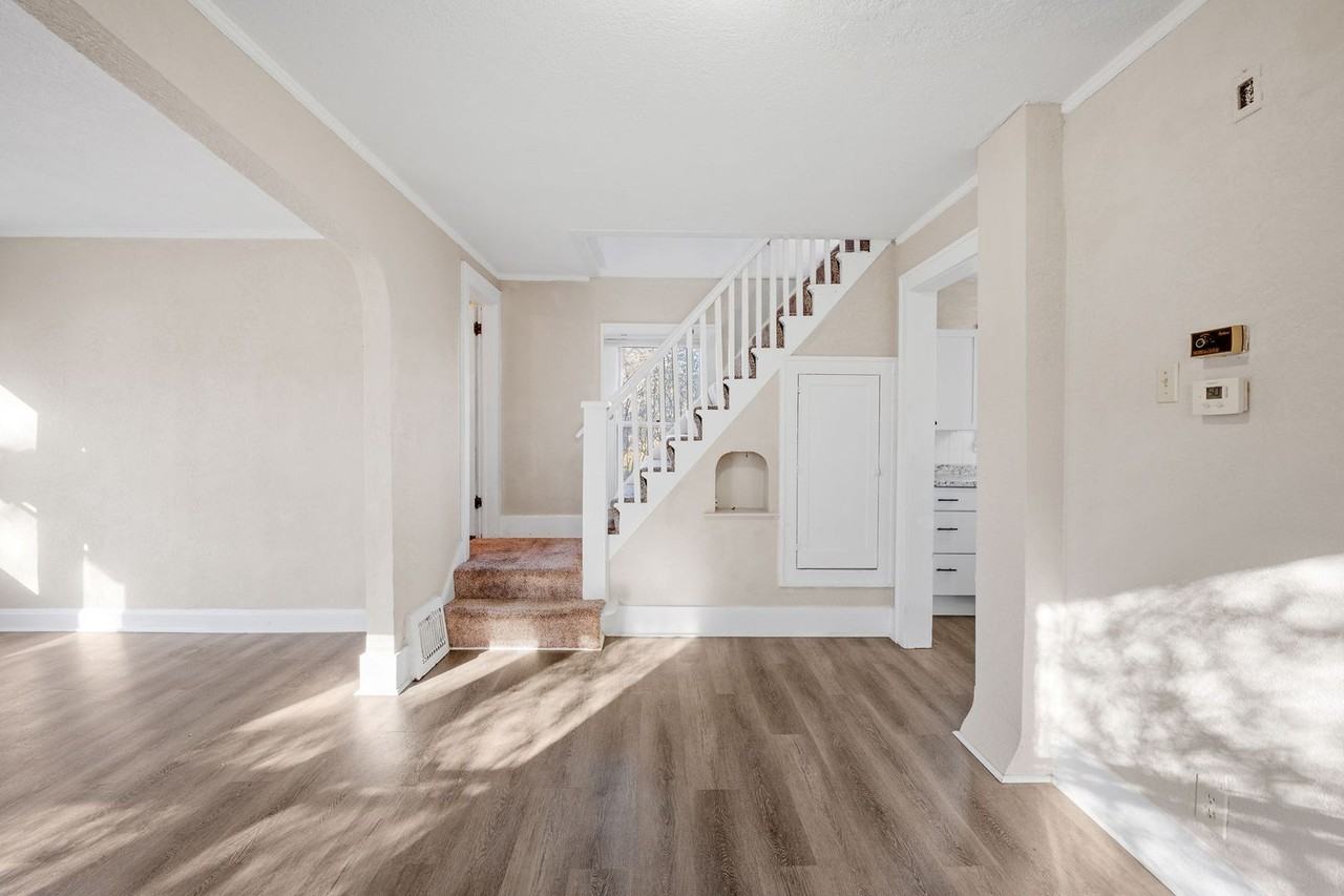 5106 Queen Ave N - Photo 6 of 34