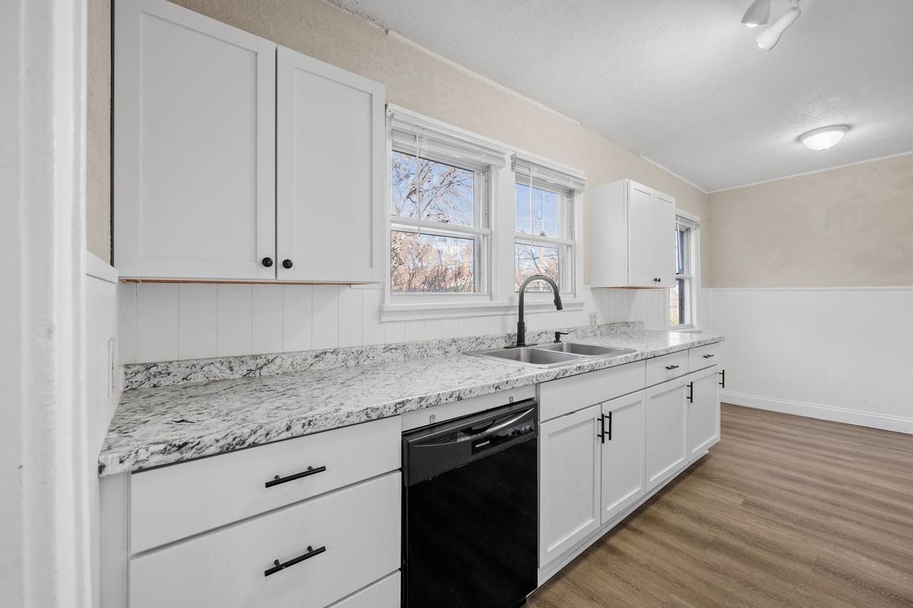 5106 Queen Ave N - Photo 7 of 34