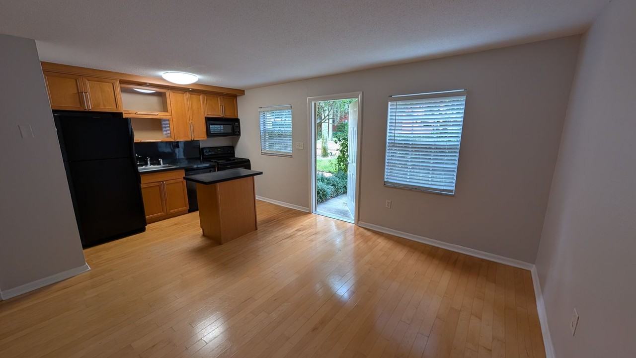 1531 Catherine St - Photo 5 of 18