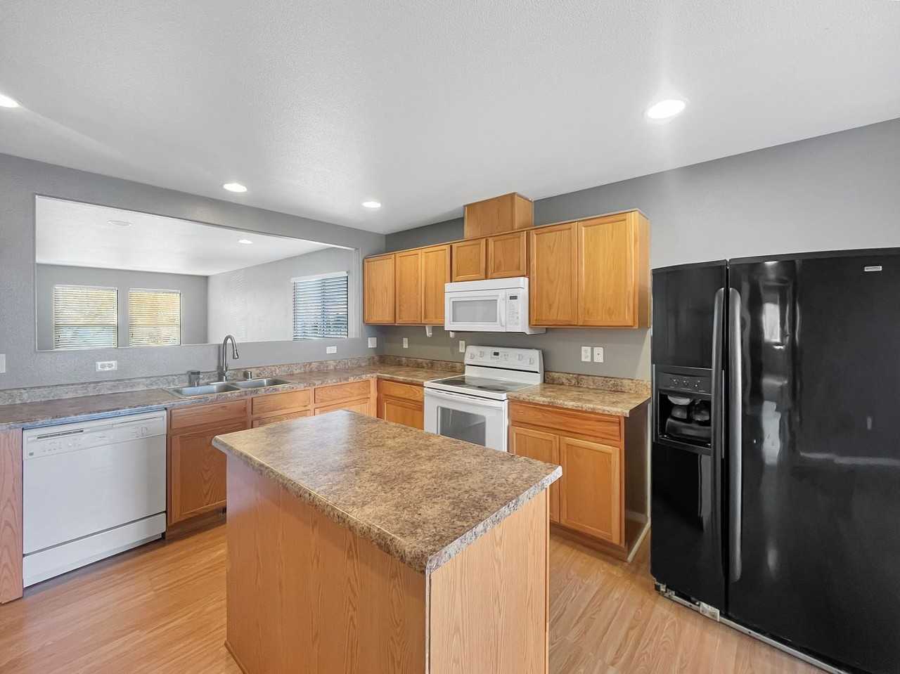 7771 Mariner Cove Dr - Photo 2 of 15