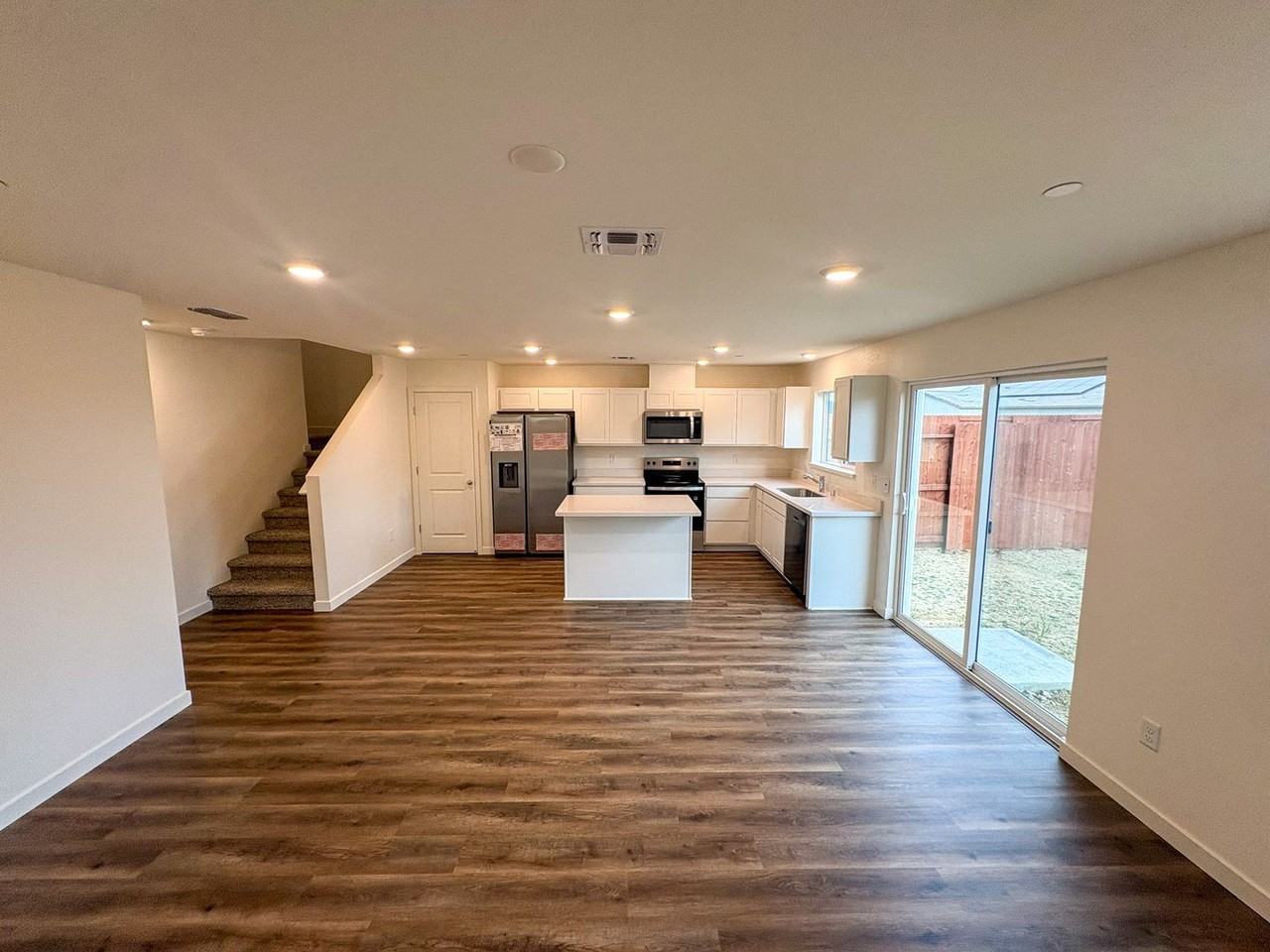 827 Congaree Ln - Photo 2 of 16