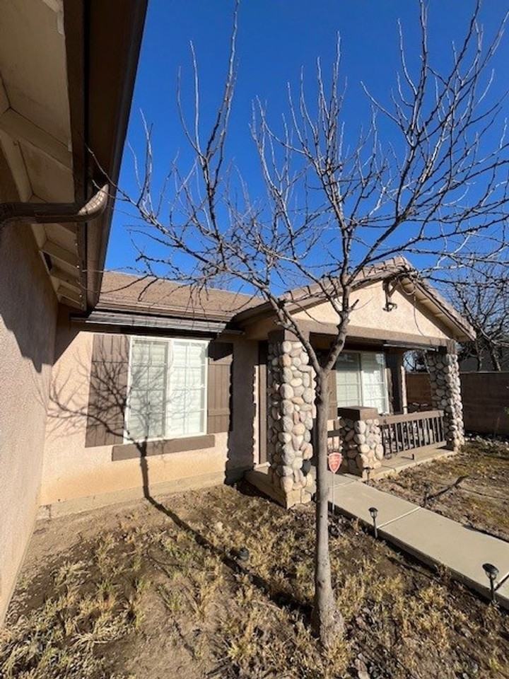 402 N Amador St - Photo 2 of 32