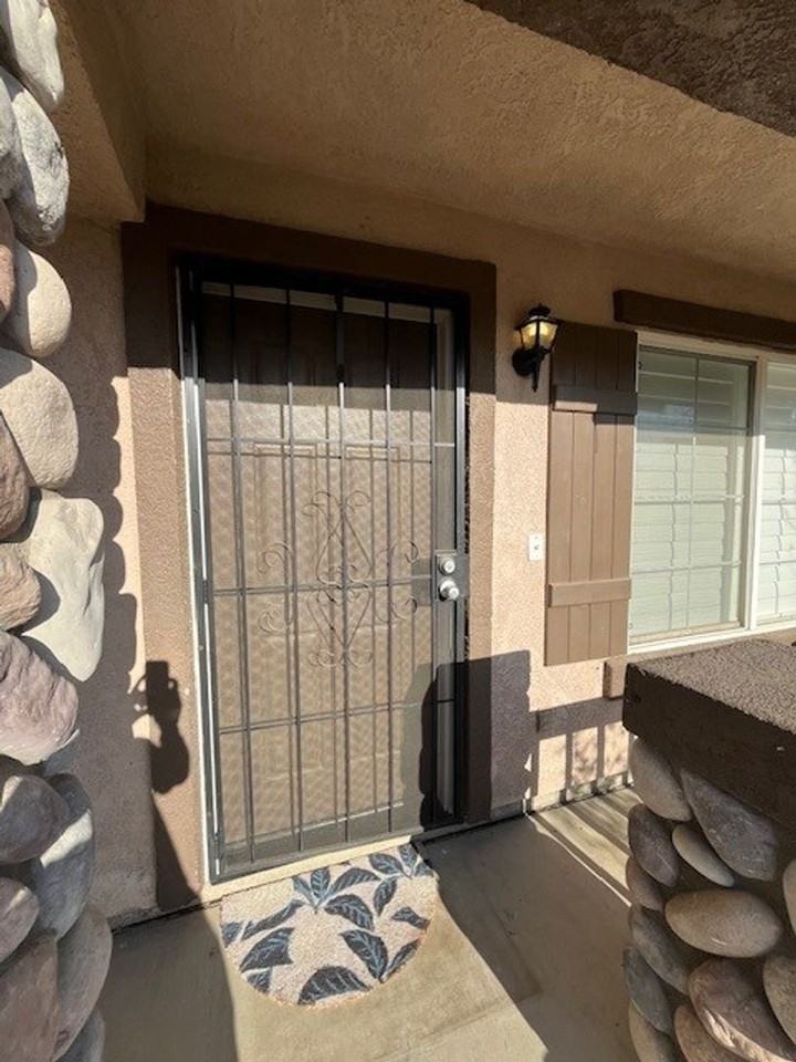 402 N Amador St - Photo 3 of 32