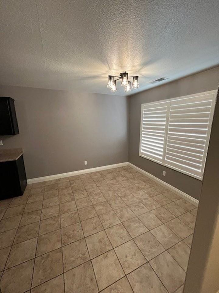 402 N Amador St - Photo 5 of 32