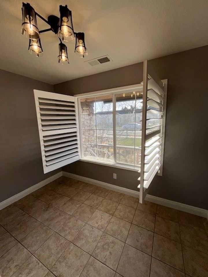 402 N Amador St - Photo 6 of 32